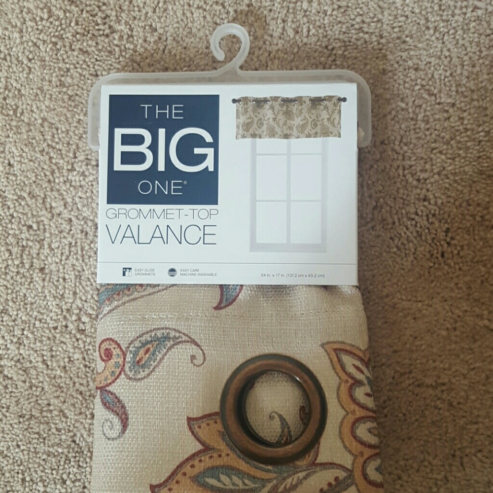 Grommett top valance